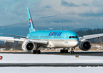 Korean Air, AWS cloud migration, First major carrier, Technological transition HD wallpaper