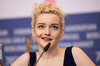 Julia Garner, Ozark and Inventing Anna, Con artist role, Justice portrayal HD wallpaper