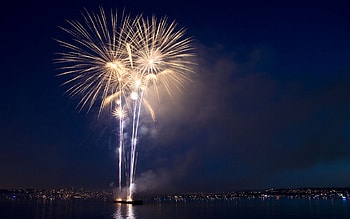 HSBC celebration at Vancouver's English Bay, grand erb, pyrotechnic, 2009, vancouver english bay, firework, canada, hsbc celebration HD wallpaper