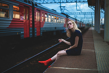 Girl Sitting On Platform Smoking , girls, smoking, model HD wallpaper