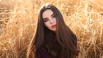 Girl In Field Looking At Viewer, girls, model, depth-of-field HD wallpaper