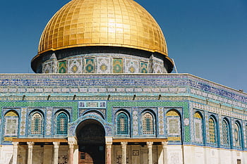 The majestic Dome of the Rock with its stunning golden dome in Jerusalem. HD wallpaper