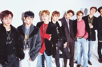 Love Shot song, Mesmerizing visuals, Passionate performance, Dazzling light effects HD wallpaper