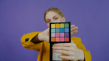 Pose with makeup palette, Model beauty HD wallpaper