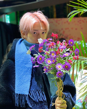 Felix flower bouquet, kpop, stray kids, lee felix HD phone wallpaper