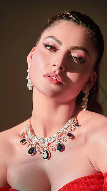 Urvashi Rautela, bollywood actress, model HD phone wallpaper