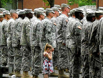 A small soldier and her Hero Daddy, sad, air force, soldier, marines, army, navy, usa, war HD wallpaper