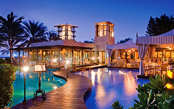 floating restaurant in royal mirage resort dubai, night, restaurant, lights, pools, bridge, resort HD wallpaper