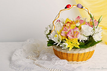 * Still Life *, pastel, ladybugs, white, decor, fresh, lily, basket, still life, rose, liht, yellow, pearls, flowers, harmony HD wallpaper