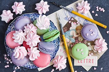 Sweet Dessert, macaroon cookies, dessert, colorful pens, postcards, meringue HD wallpaper