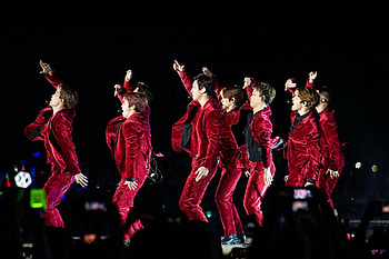 EXO live in Santiago, Memorable performance, Vibrant , Emotional connection HD wallpaper