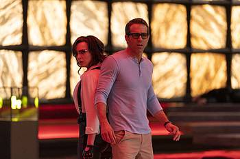 Guy , Jodie Comer, Ryan Reynolds, Action-packed visuals HD wallpaper