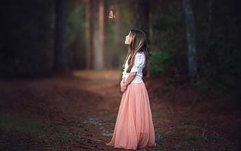 Little Girl Looking At Bird , little-girl, birds, cute, graphy HD wallpaper