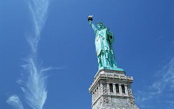 Statue of Liberty USA, Majestic skyline backdrop, Iconic and awe-inspiring HD wallpaper