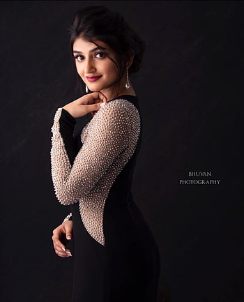 Sreeleela, Telugu actress, standing, lip HD phone wallpaper