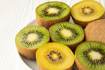 Green kiwi fruit, Health properties, Sport nutrition, Refreshing snack HD wallpaper