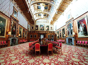 Lunch with Royalty, long table, fireplaces, dining room, paintings, royalty, elegant, formal, chandeliers, red HD wallpaper