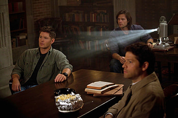 Supernatural — Dean, Sam & Castiel in the War Room, Jensen Ackles, Jared Padalecki, Sam Winchester, Dean Winchester, Castiel (Supernatural), TV Show, Supernatural (TV Show) HD wallpaper