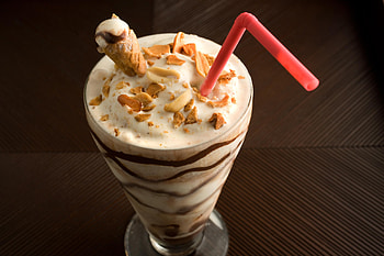 High-quality milkshake , Vibrant and colorful, Ultra resolution, Visual delight HD wallpaper