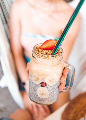 Delicious and fresh summer smoothie in a mason jar, topped with strawberries and granola. HD phone wallpaper