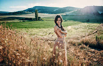 Girl Outdoors In Field Sunlight, girls, model, field, sunlight HD wallpaper