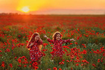 Sunset happiness, children, running, smile, girl, copil, summer, poppy, sister, flower, field, red, couple, nature, happy, vara, sunset HD wallpaper