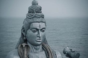 Stunning view of the grand Shiva statue at Murudeshwar Temple by the Arabian Sea, Karnataka, India. HD wallpaper