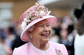 HRH Queen Elizabeth II celebrates Her Platinum Jubilee, pearls, lilac dress and matching hat, white trim, high end silk woven decorative around hat HD wallpaper