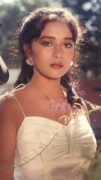 Madhuri Dixit, bollywood actress HD phone wallpaper