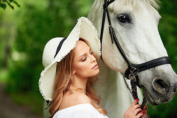 Beauties in white, summer, horse, white, sergey yakubitskyi, cal, girl, vara, hat HD wallpaper