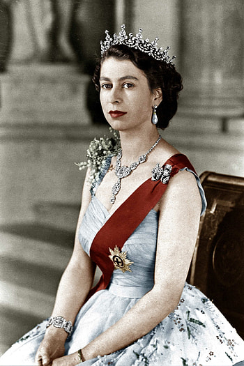 Queen Elizabeth, Crown Jewels, Regal Portrait, British Monarch HD phone wallpaper