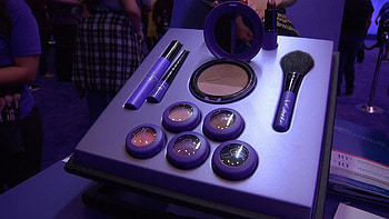 MAC Cosmetics unveiled its new makeup line inspired by late Tejano star Selena Quintanilla-Perez HD wallpaper