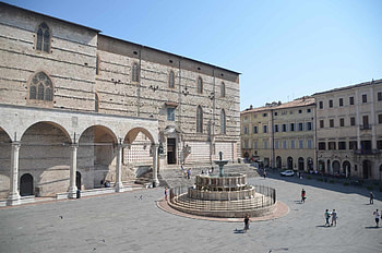 Piazza IV Novembre, Perugia's heart, Vibrant atmosphere, Umbrian charm HD wallpaper