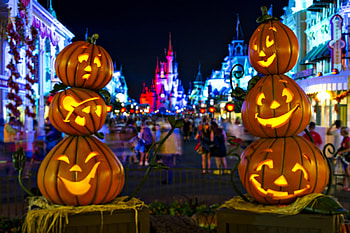 Disney Halloween, pumpkins, lights, faces, castle, people HD wallpaper