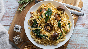Wild garlic spaghetti with mushrooms, Quick and easy, Flavorful pasta dish, Eat Club's recipe HD wallpaper