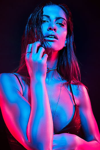 Artistic portrait of a woman with bold lighting in a fashion hoot. HD phone wallpaper