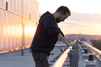 The Pitt — Rooftop Solitude ( ), TV Show, Noah Wyle HD wallpaper