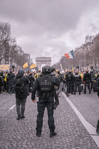 Demonstrators and police face off during a protest in Paris, near the Arc de Triomphe. HD phone wallpaper