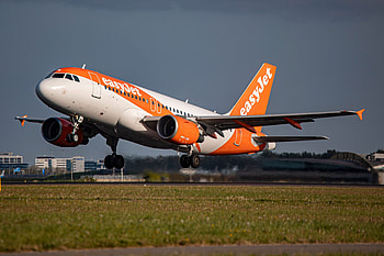 EasyJet Switzerland, Reducing aircraft capacity, Crew shortages HD wallpaper