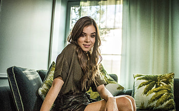 Indoor, hoot, smile, Hailee Steinfeld HD wallpaper