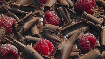 Decadent chocolate, Berry clipping, Delicious indulgence, Irresistible combination HD wallpaper