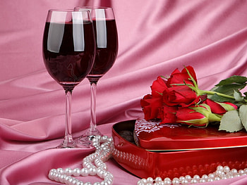 Valentine be mine, heartshapedbox, wineglasses, roses, pinkcloth, pearls, gifts, wine HD wallpaper
