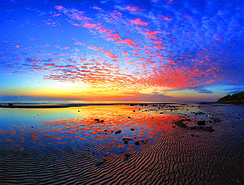 End of a summers day, coral, gold, blue sky, reflection, yellow, clouds, water, evening, sunset HD wallpaper