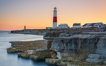 Lighthouse in England, England, lighthouse, houses, rocks HD wallpaper