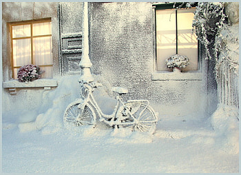 First snow, winter, windows, snowfall, cold, bike, building HD wallpaper