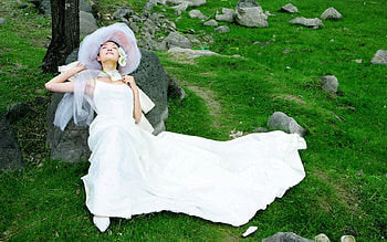 Happiness, lush, white, veil, ground, rocks, bridal, woman, pretty, green, bride, lilies, gown, hat, pure, female HD wallpaper