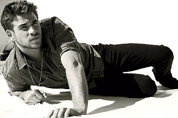 Liam Hemsworth, white, black, man, actor, bw HD wallpaper