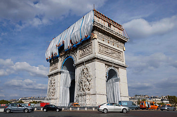 Arc de Triomphe, Tourist confusion, Paris art installation, Unusual sight HD wallpaper