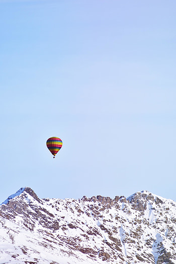 Blue sky, hot air balloon, minimal, mountains HD phone wallpaper