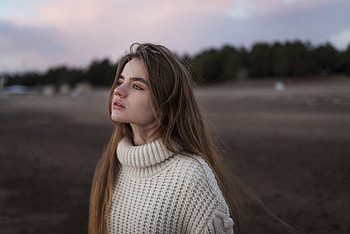 Brunette Girl In Sweater Depth Of Field, brunette, girls, depth-of-field, model, sweater HD wallpaper